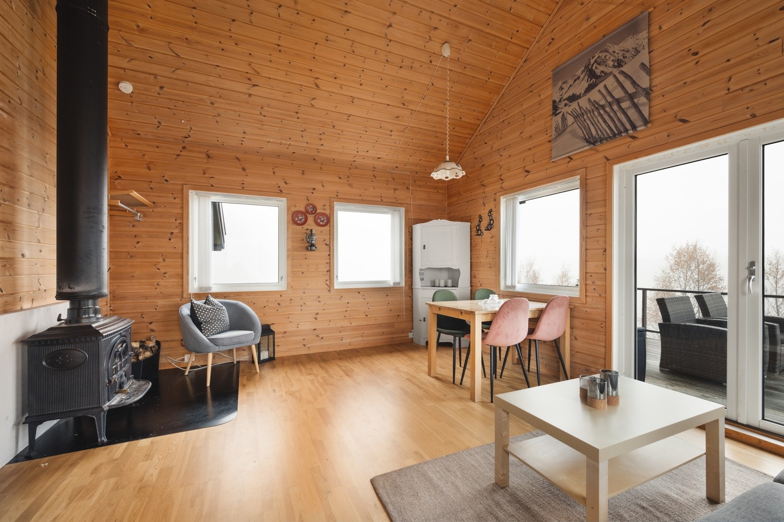 Romslig stue med god atmosfære Galleribilde