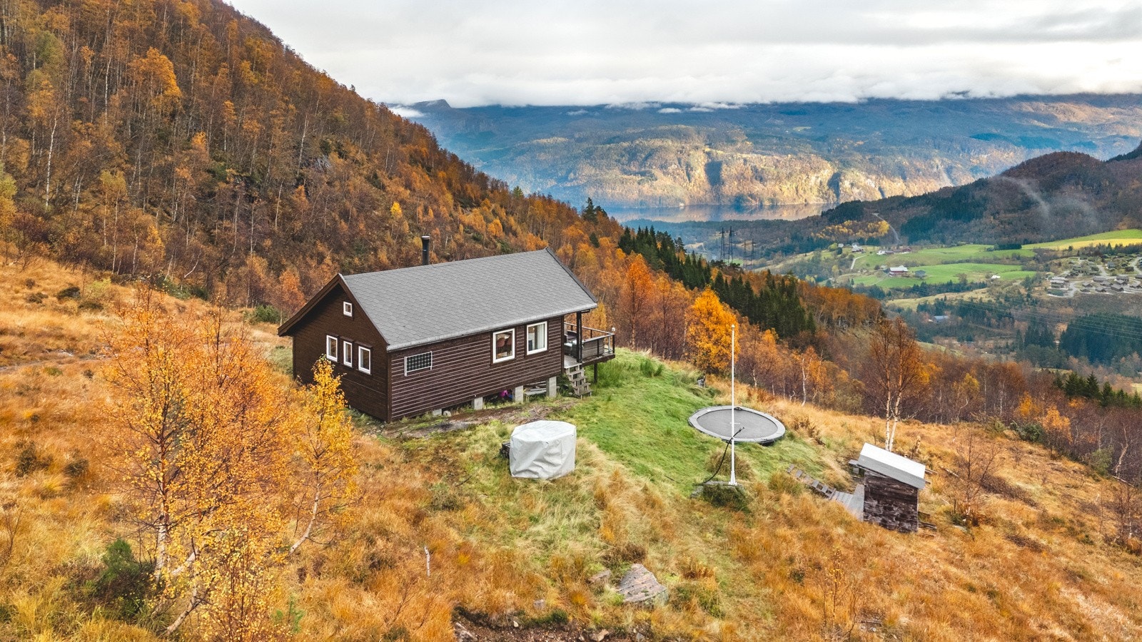 Usjenert og solrik tomt i ett med naturen Galleribilde