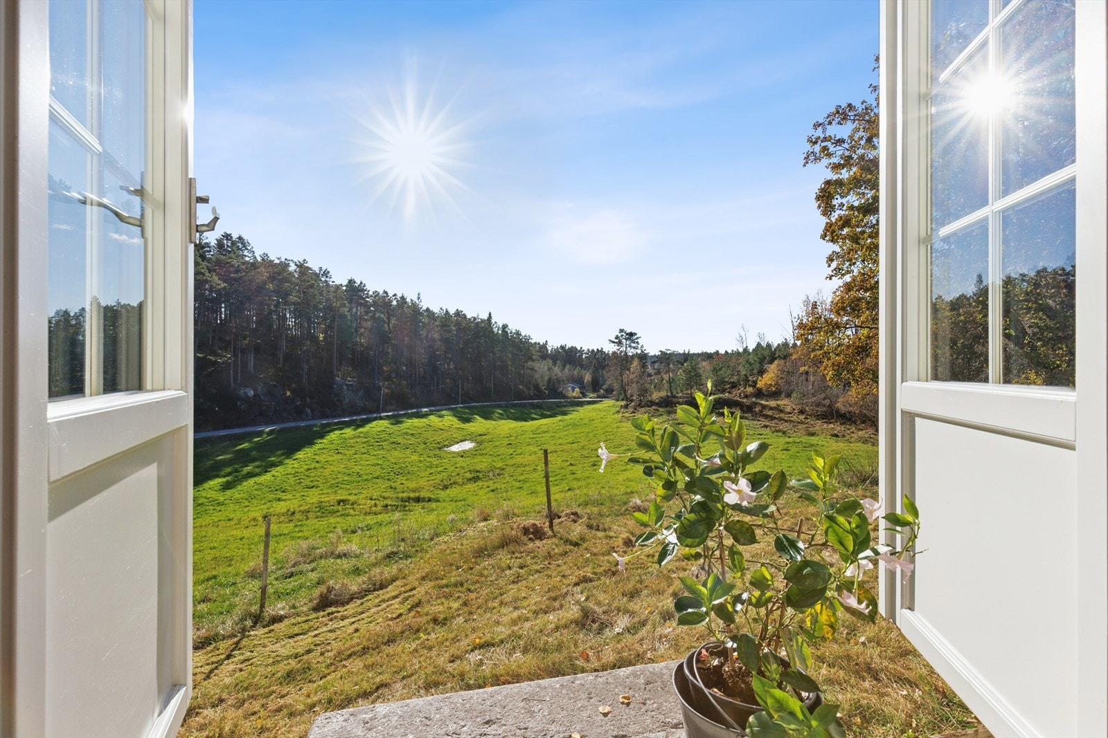 Her kan du sikre deg en idyllisk beliggende og solrik eiendom med renoveringsbehov. Galleribilde