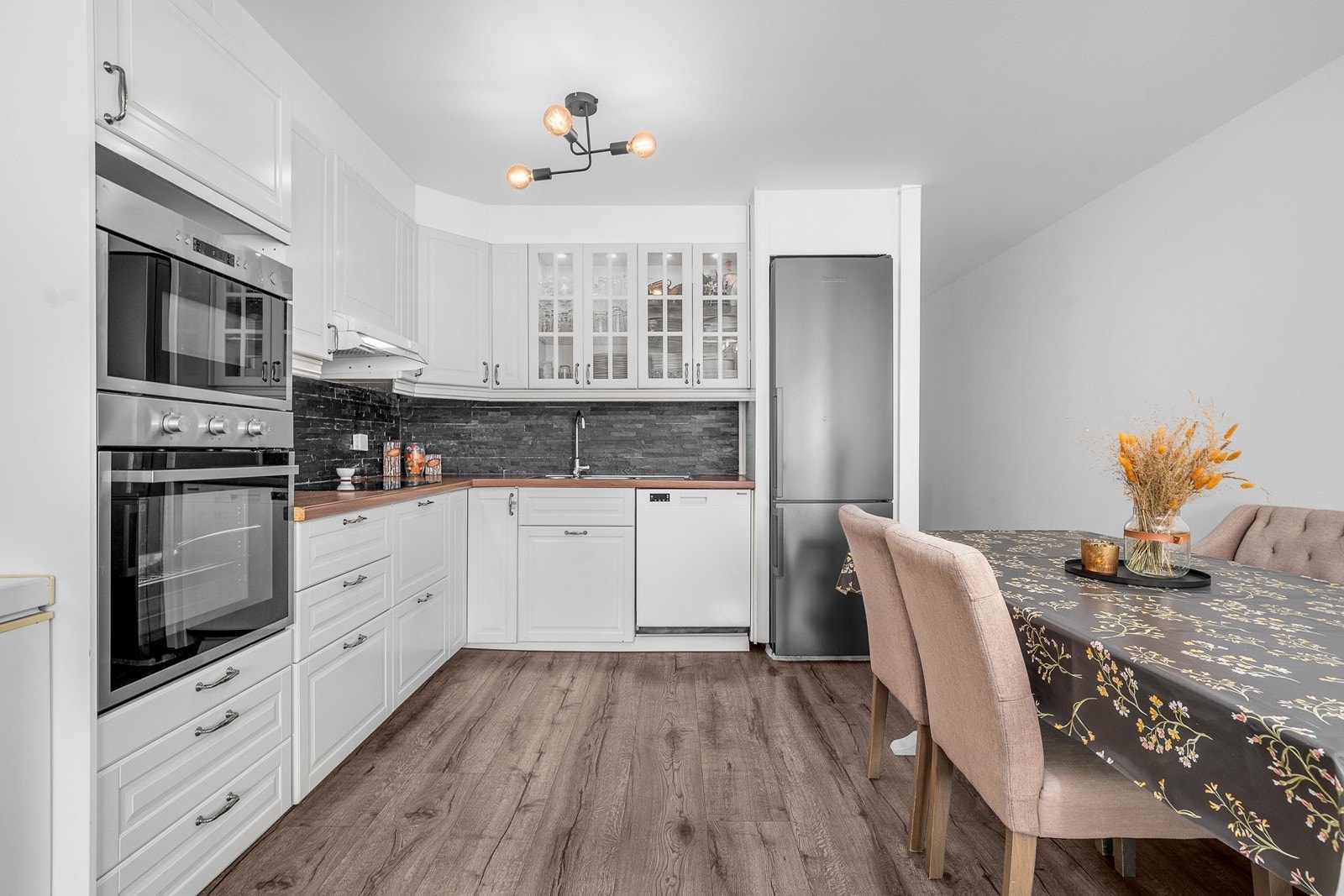 Kjøkken med integrerte hvitevarer, oppvaskmaskin under benk og ventilator Galleribilde