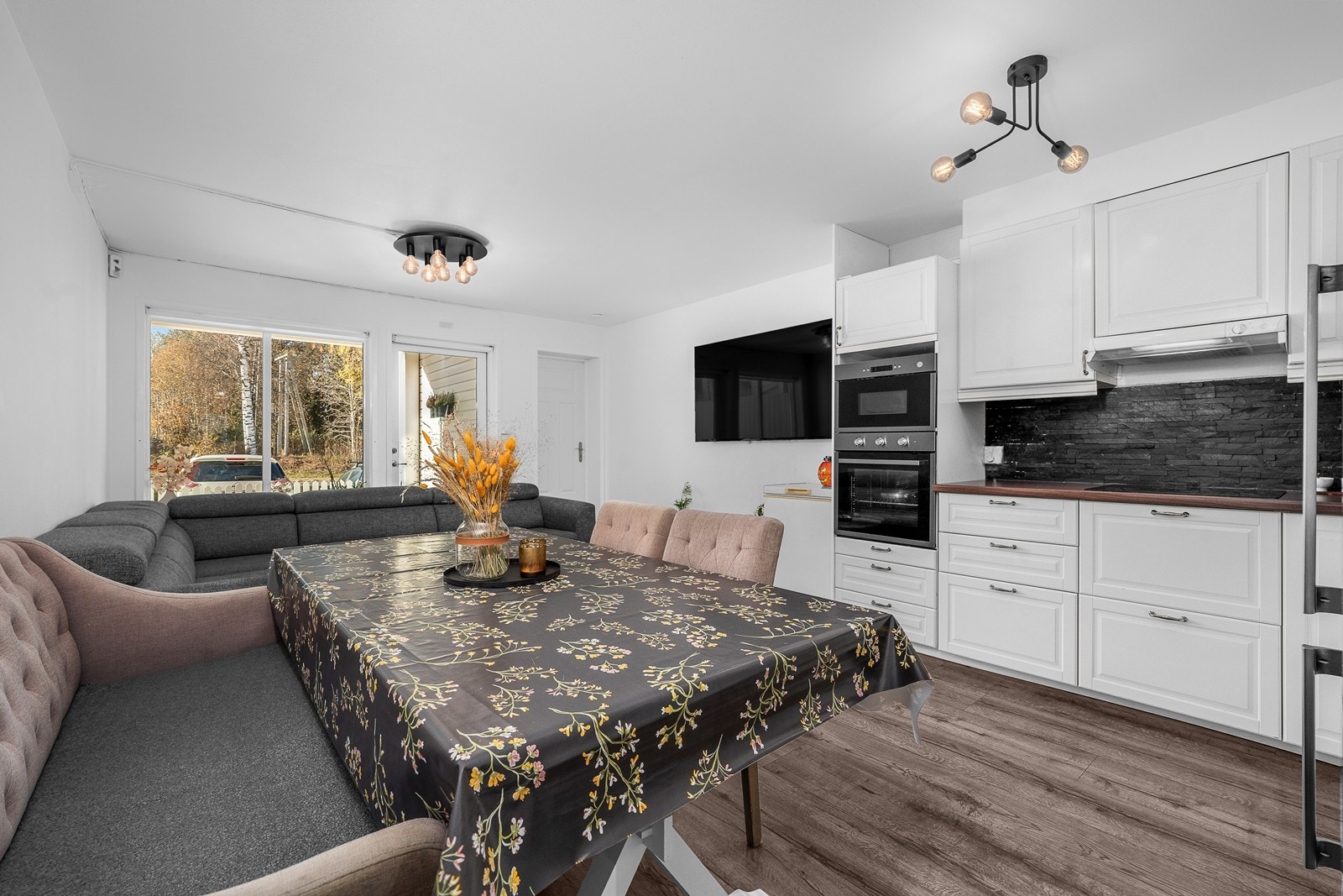 Velkommen inn! Romslig kjøkken- stue løsning Galleribilde