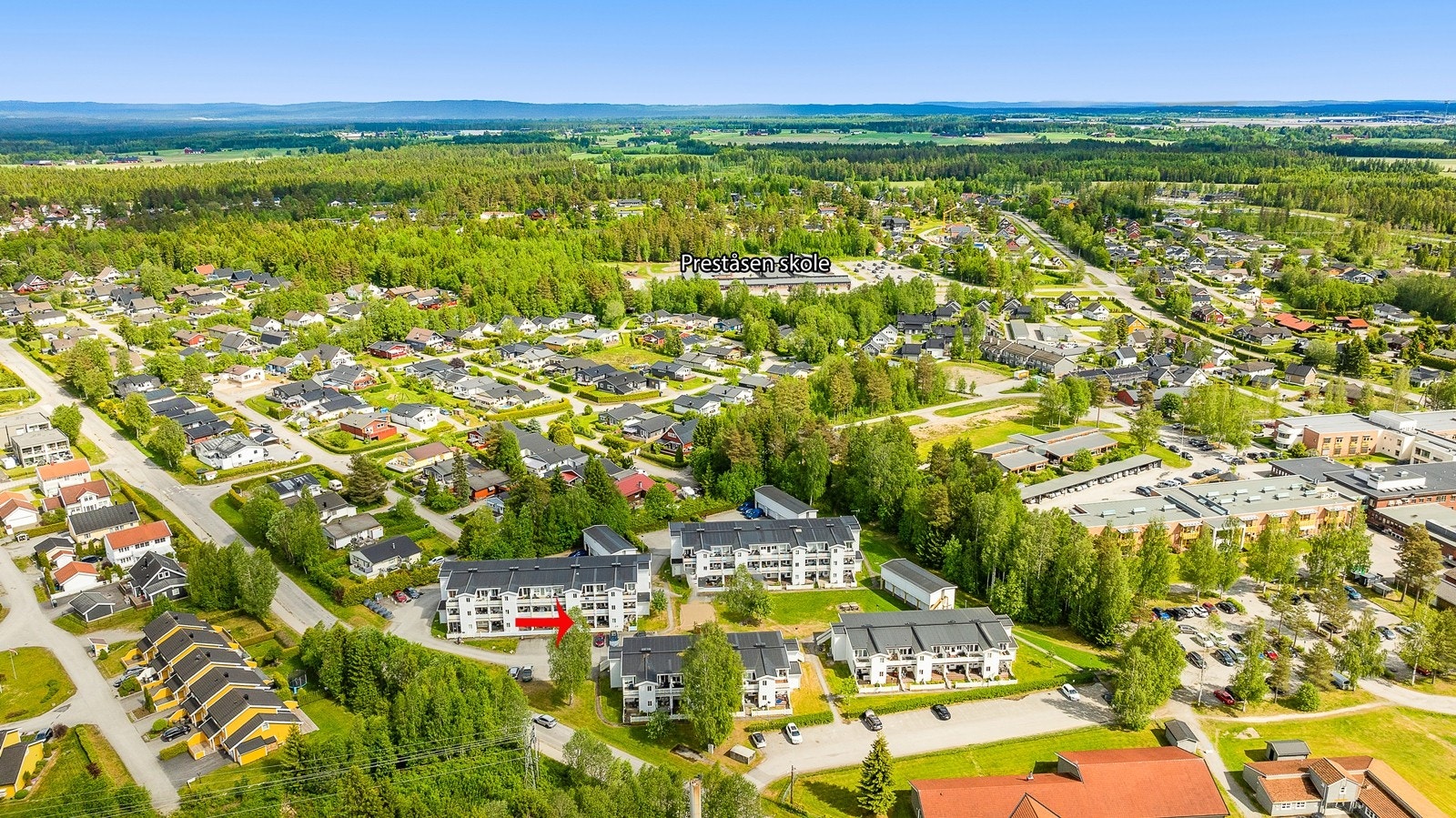 Tilbaketrukket sameie med stort grøntområde og kort vei til sentrum og skole Galleribilde