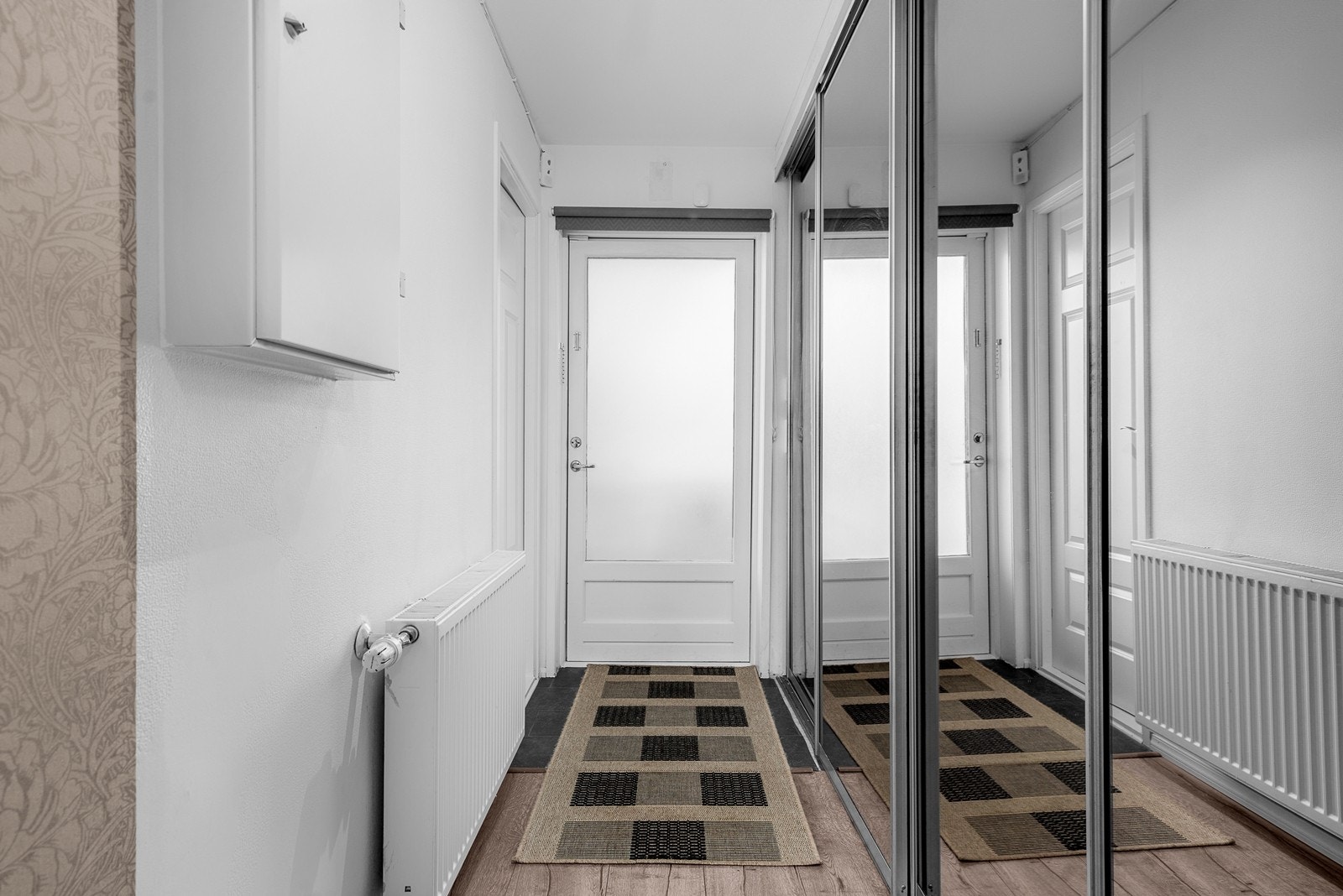 Entré med skyvedørsgarderobe med god plass til å legge fra seg yttertøy Galleribilde