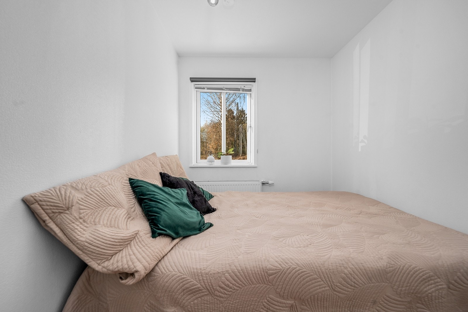 Hovedsoverom med god plass til dobbeltseng og skyvedørsgarderobe Galleribilde