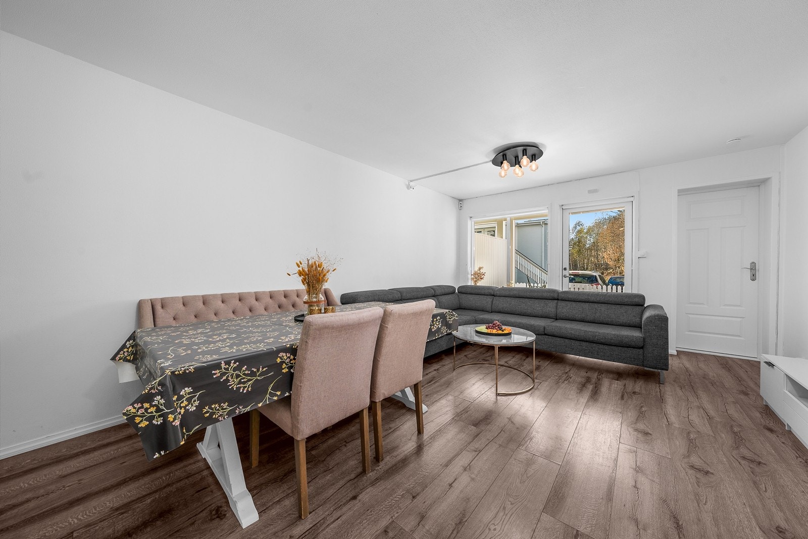 Stue med utgang til markterrasse Galleribilde