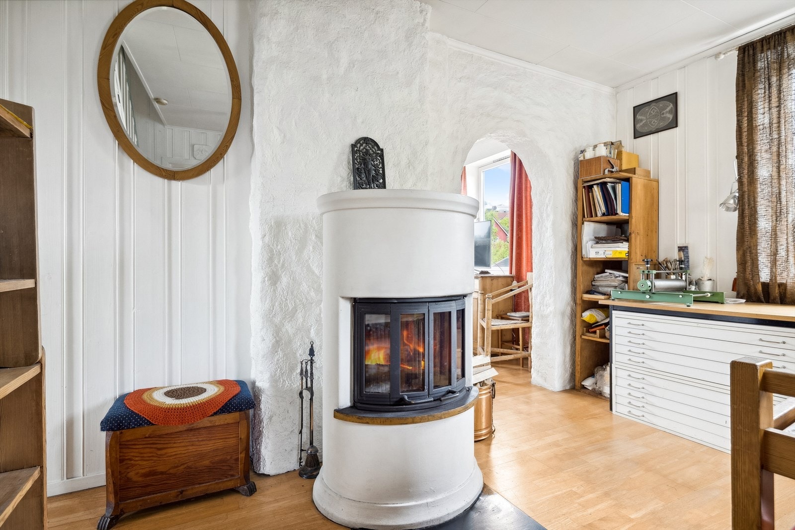 Fra entreen kommer man videre inn i forstuen, rommet er i dag i bruk som kontor. Galleribilde