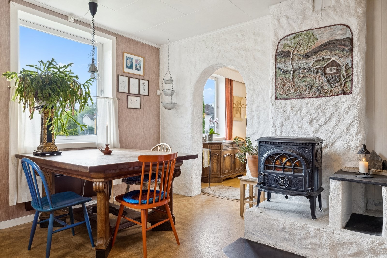 Her er det god plass til spisegruppe. Peisovnen på kjøkkenet sørger for lun og god varme. Galleribilde