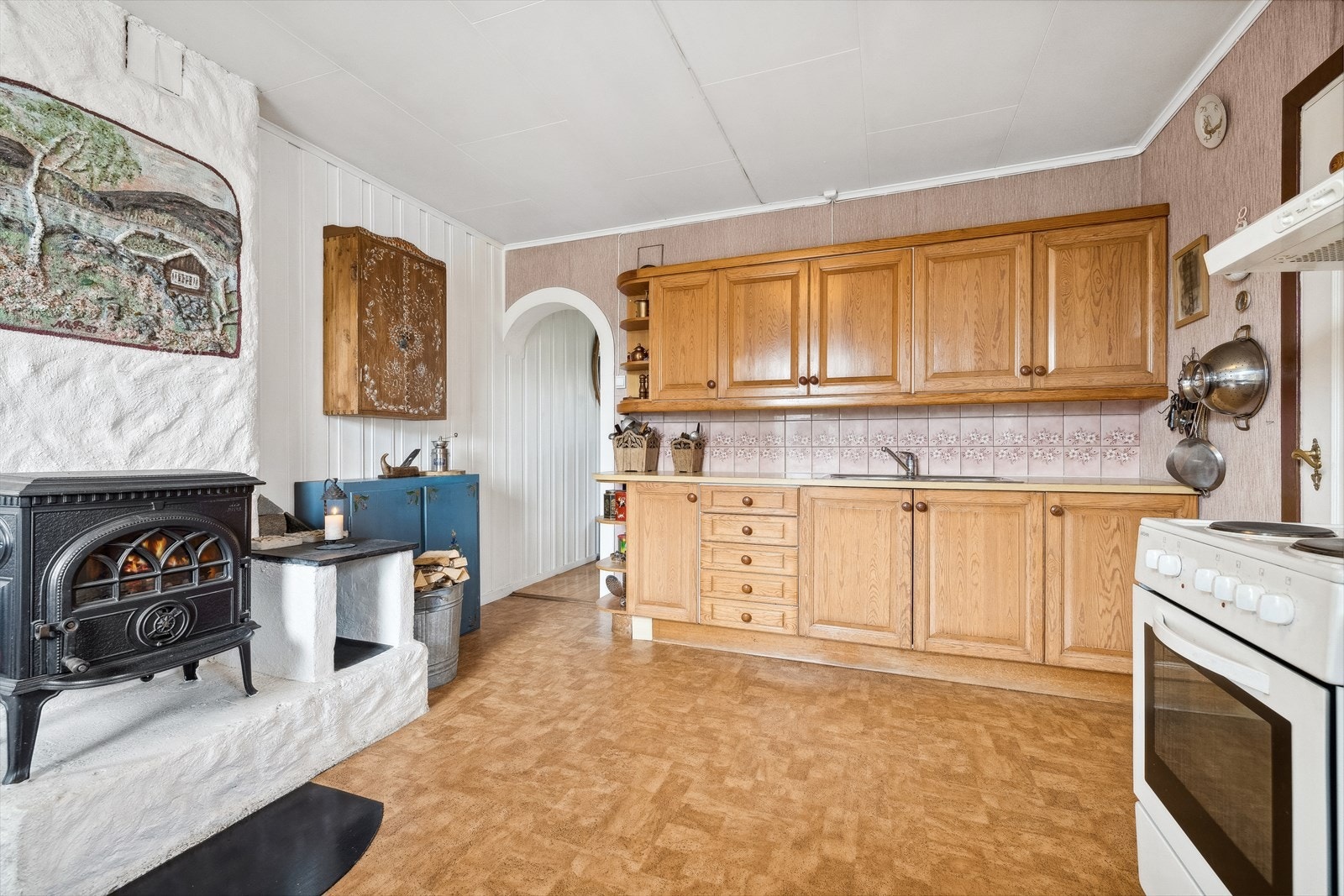 Kjøkkenet ligger i boligens første etasje. Et eldre, men praktisk og funksjonelt kjøkken Galleribilde