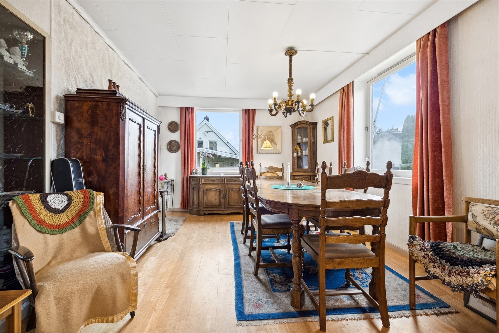 Spisestuen er praktisk plassert i tilknytning til kjøkkenet. Galleribilde