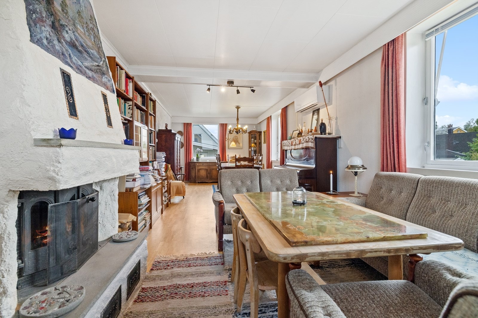 Stuen er innredet i to soner. Galleribilde