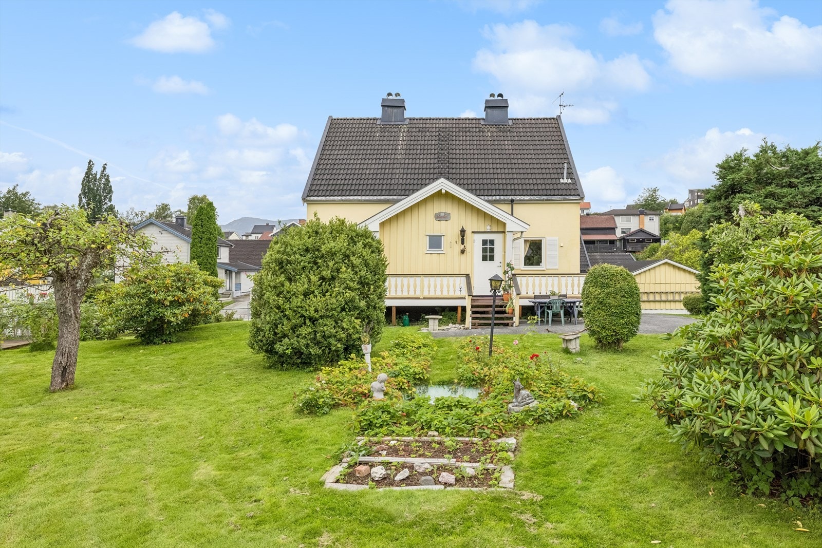 Trivelig veranda ved inngangspartiet ønsker deg velkommen inn. Galleribilde