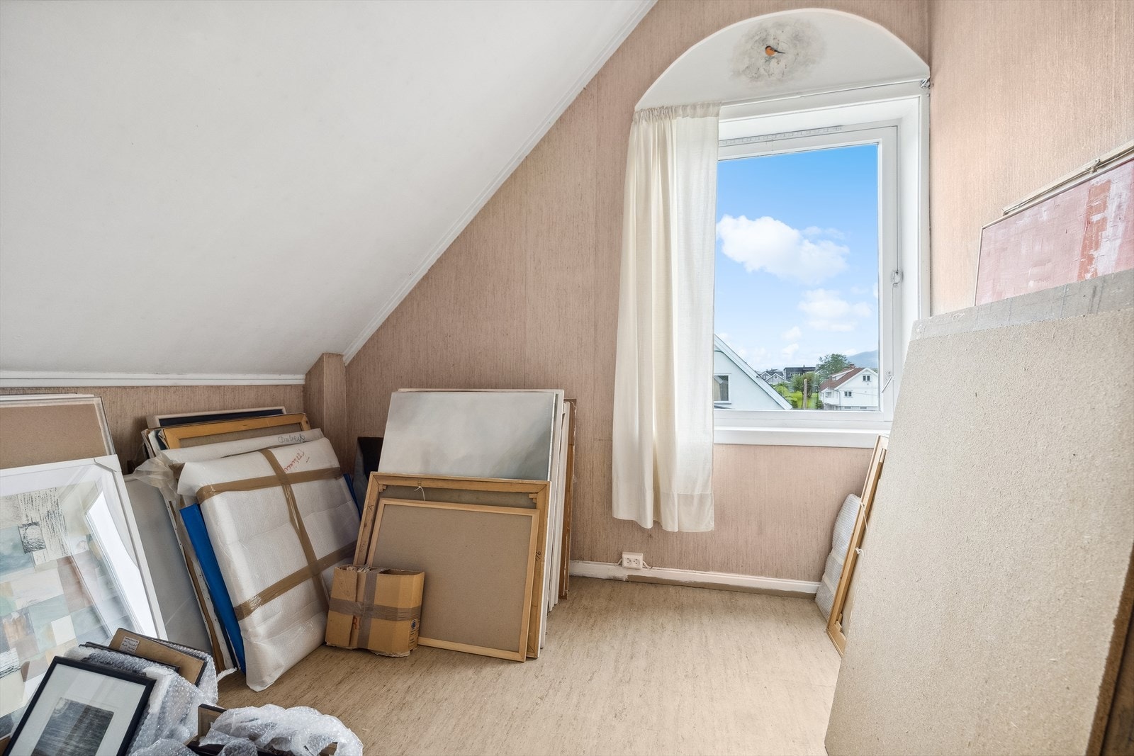 Boligen har tre soverom, alle ligger i andre etasje. Galleribilde