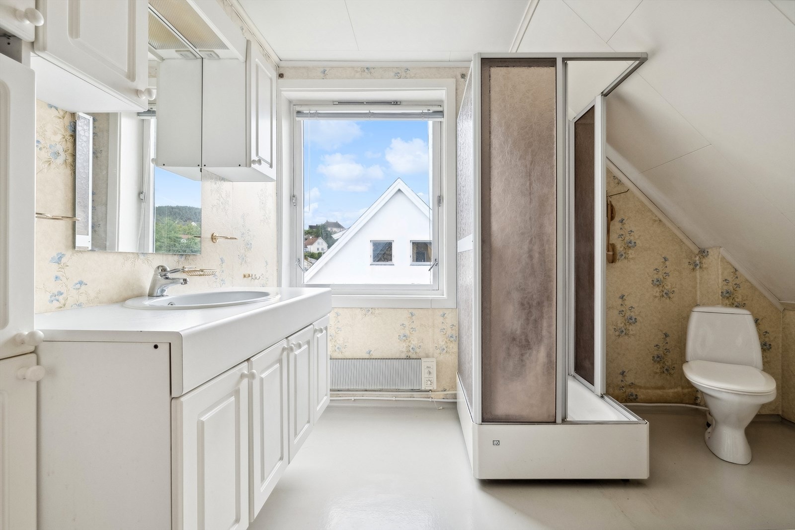 Baderommet ligger i boligens andre etasje. Badet har belegg på gulvet, tapet på vegger og himlingsplater i himling. Galleribilde