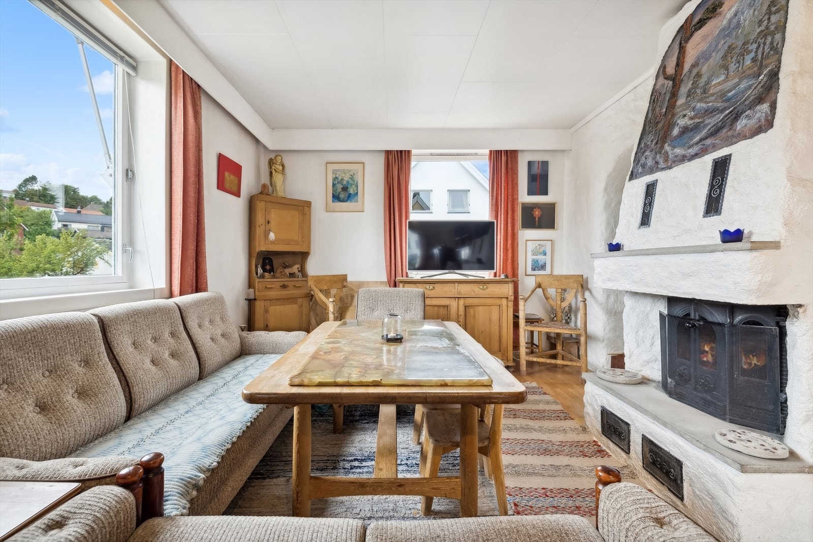 Peisinnsatsen i stuen gir en lun og god varme til rommet. Galleribilde