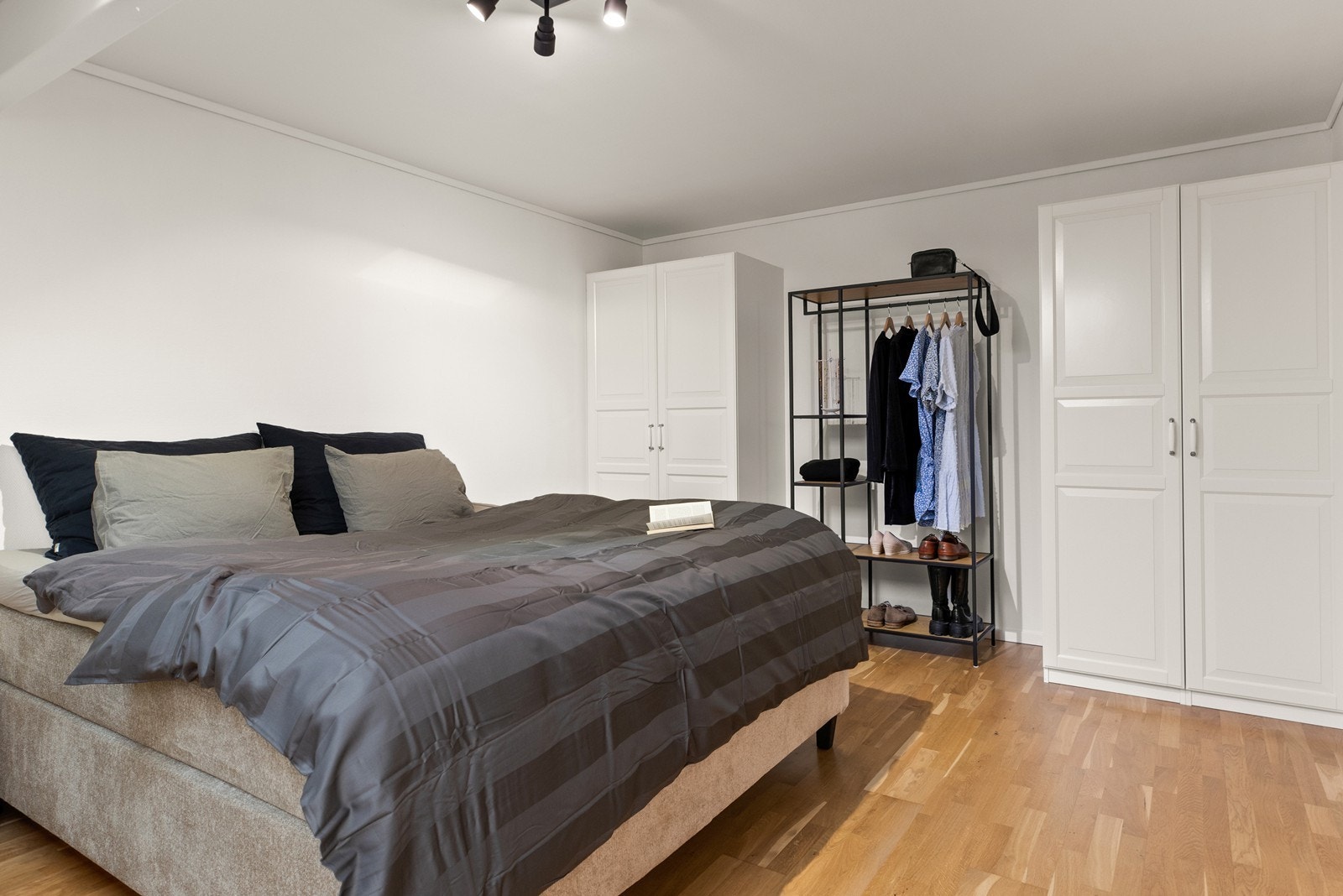 Soverommet er av god størrelse og har plass til garderobeløsninger Galleribilde