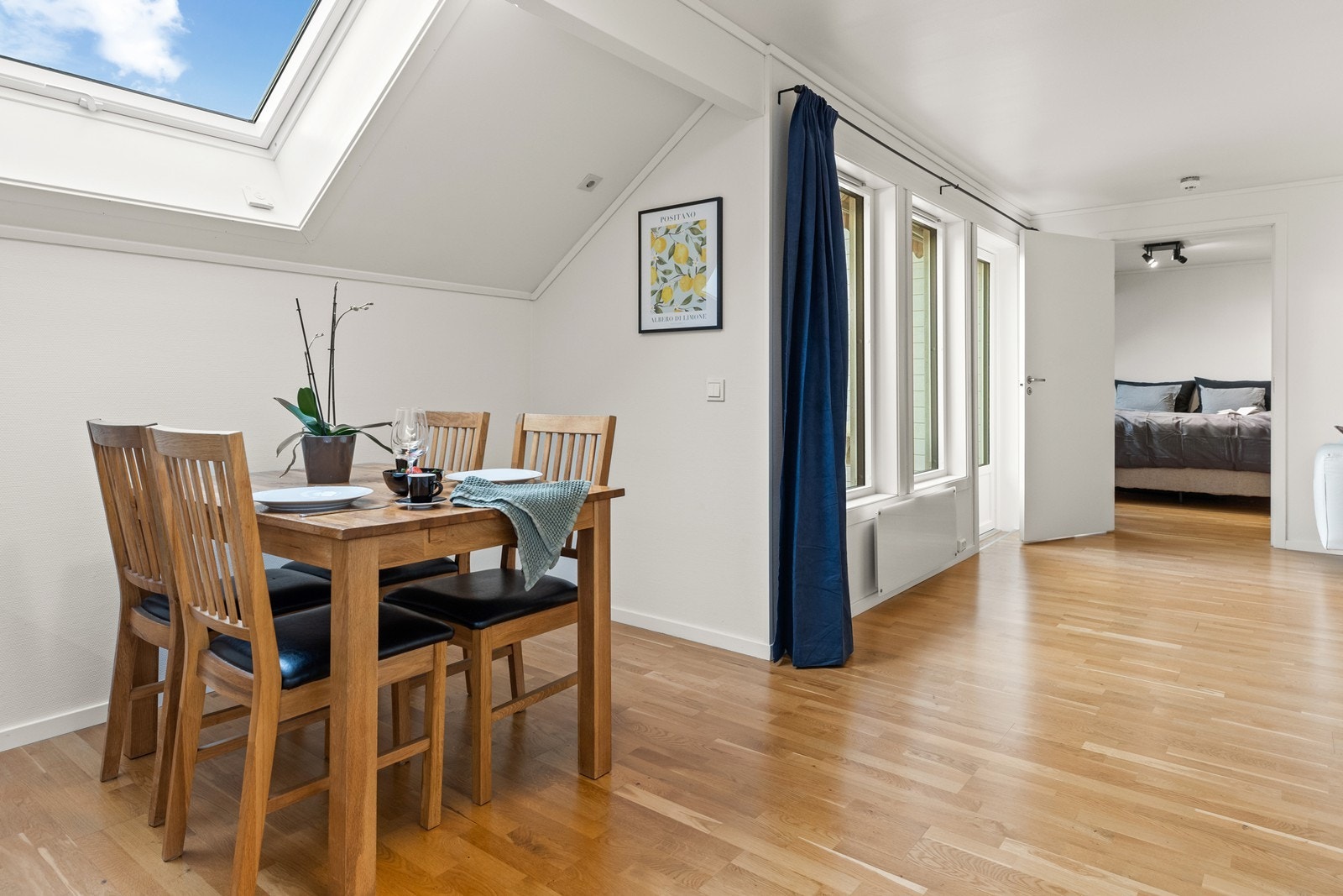 Lag deg en koselig spisekrok under takvindu - sett inn uttrekkbart spisebord så utnyttes plassen maksimalt Galleribilde