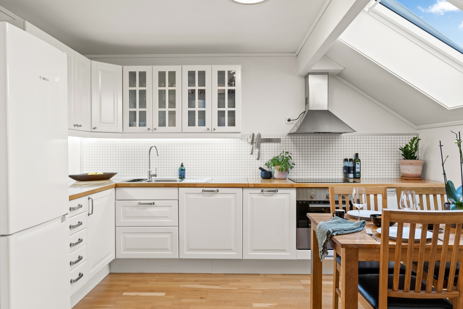 Kjøkkeninnredning med integrert oppvaskmaskin, komfyr og platetopp. Galleribilde