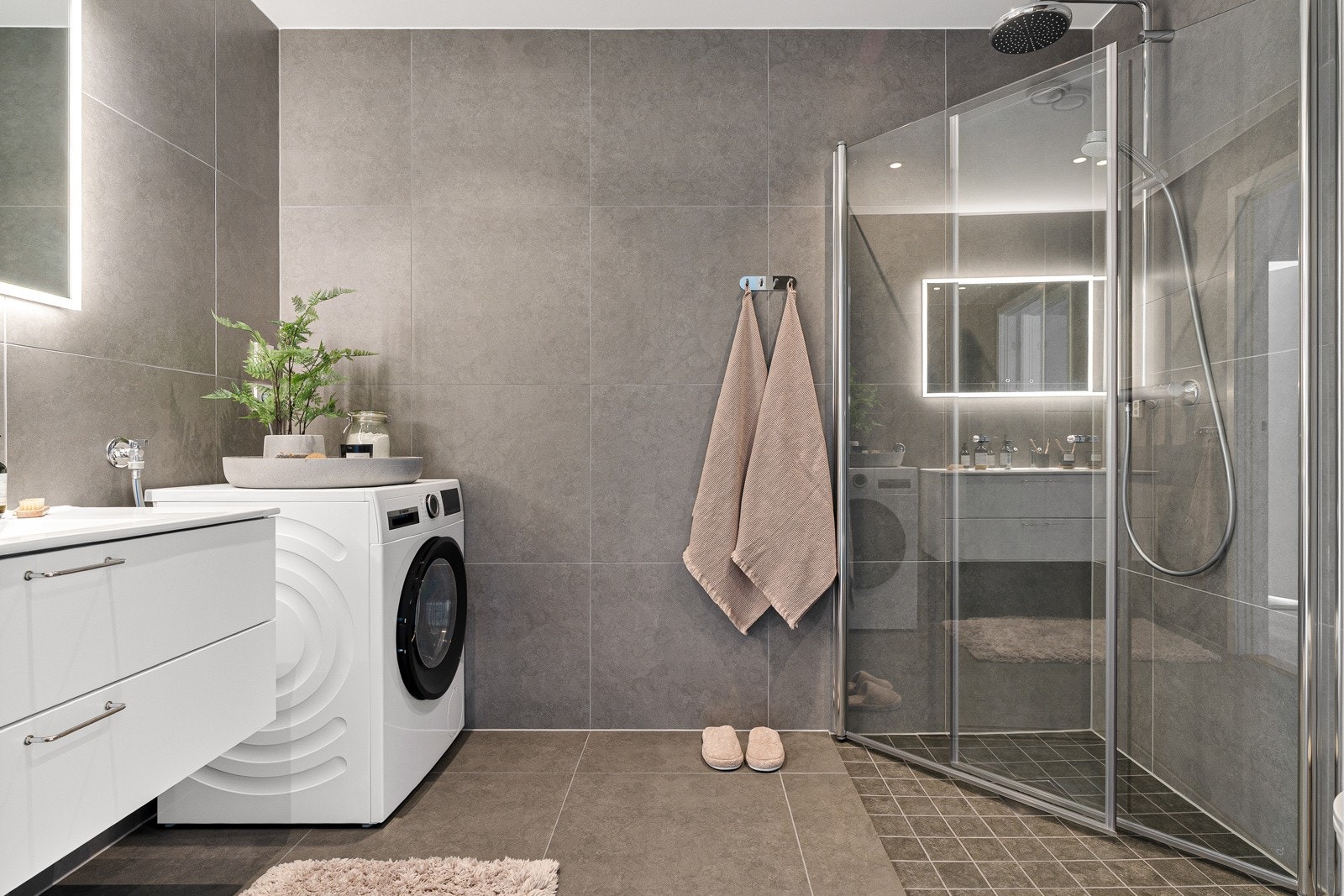 Flislagt og elegant baderom med dusjnisje med innfellbare dusjvegger. Galleribilde