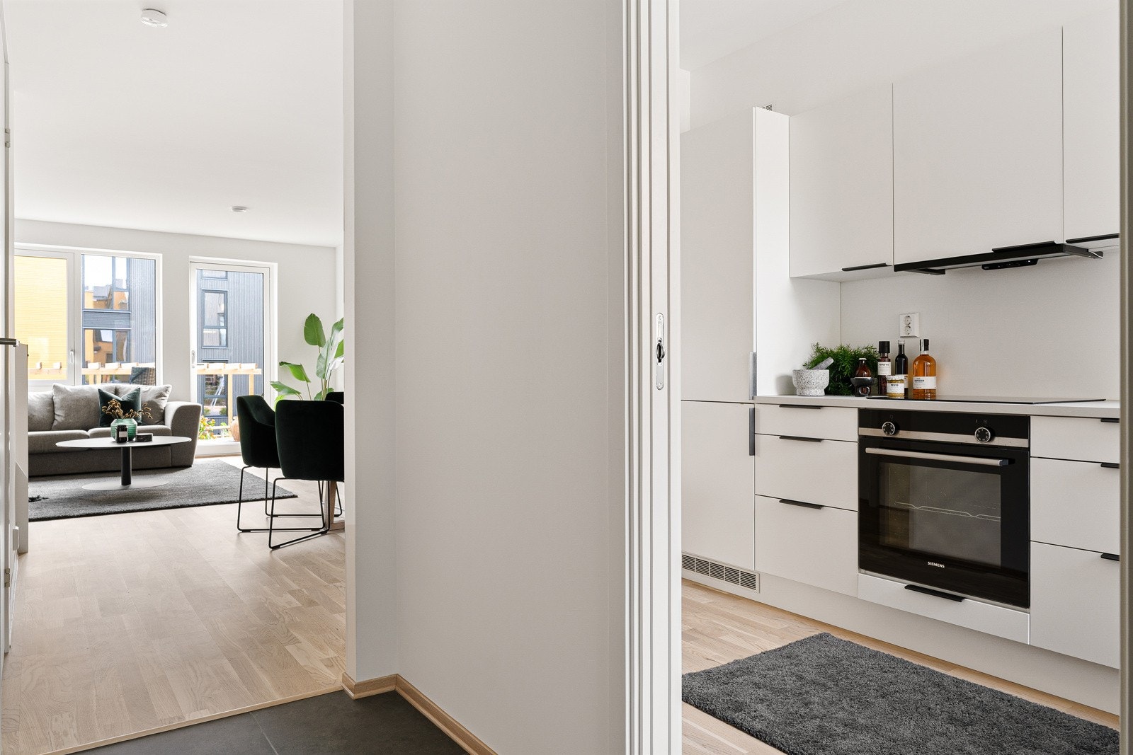 Fra gangen er det gjennomgang til kjøkken og stue. Planløsningen oppleves som godt utnyttet, åpen og luftig, men samtidig med tydelige skiller på oppholdssonene. Galleribilde