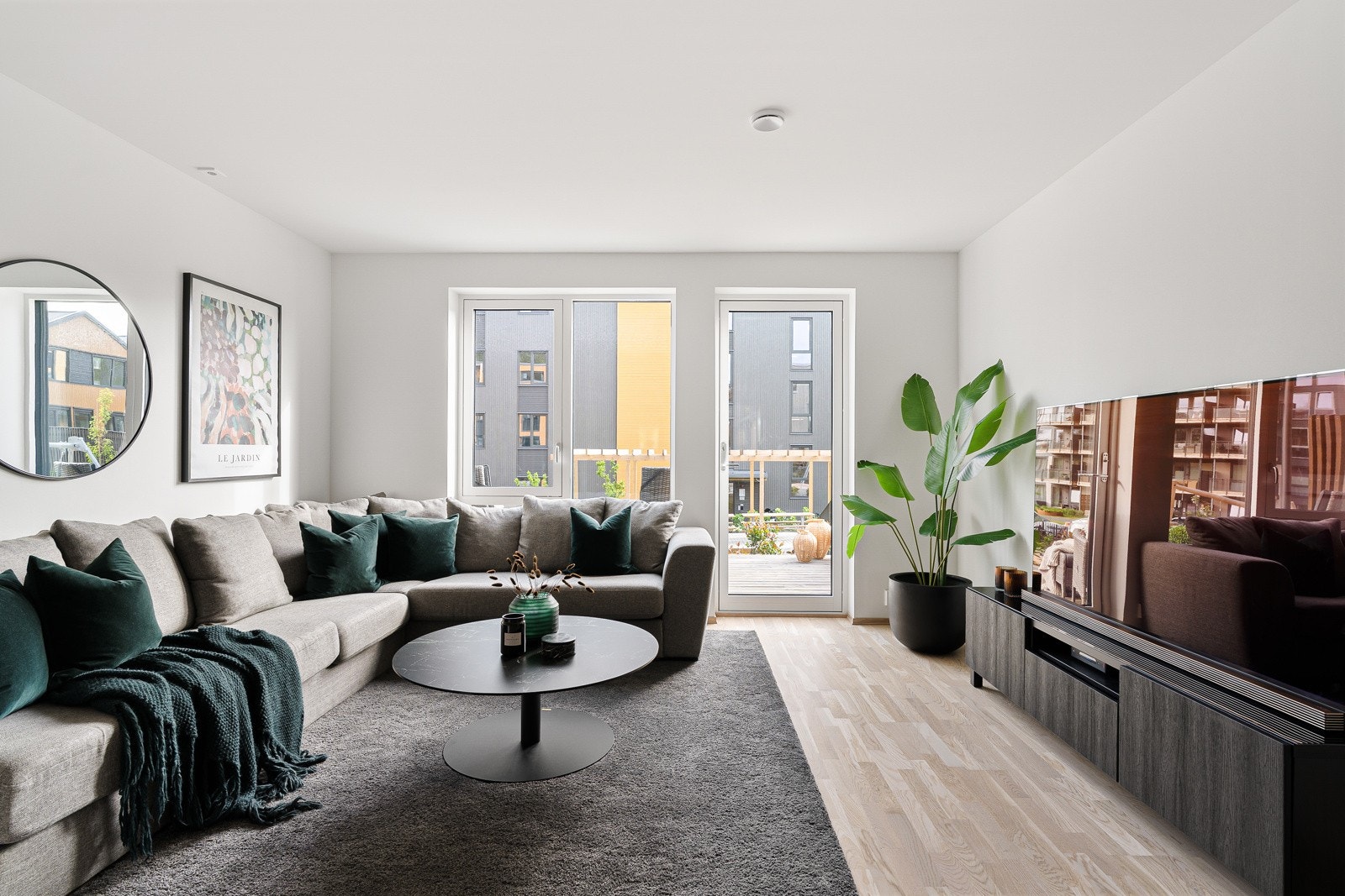 Det er god plass til en romslig sittegruppe samt tv og mediemøblement. Vinduene på stuen er utstyrt med utvendige screens for solskjerming og skjerming for innsyn. Galleribilde