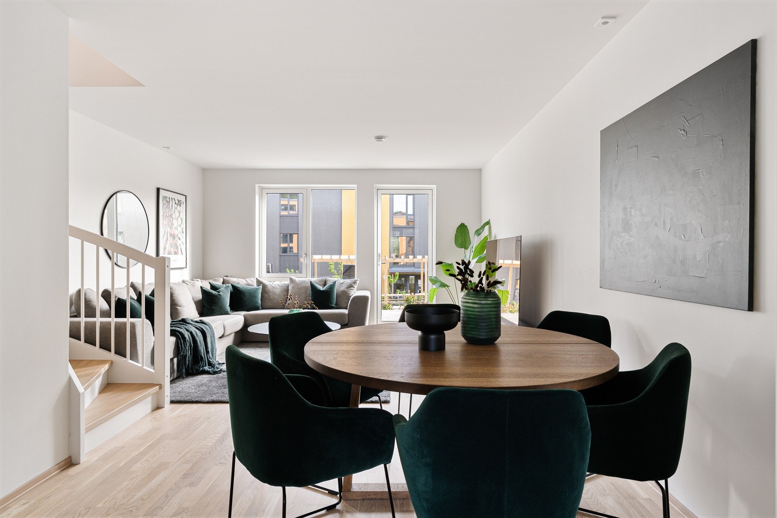 Stuen er åpen og luftig med lyse fargevalg. På gulvet er det lagt hvitpigmentert eikeparkett. Galleribilde