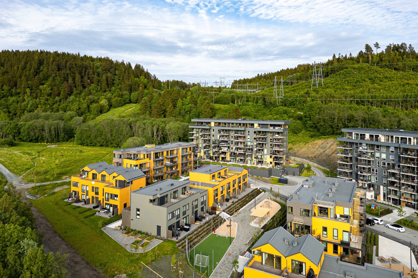 Boligfeltet er helt nytt og ligger fint til mellom Steinan og Utleira. Lunt, nær marka, nær barnehager og dagligvarebutikk. Galleribilde