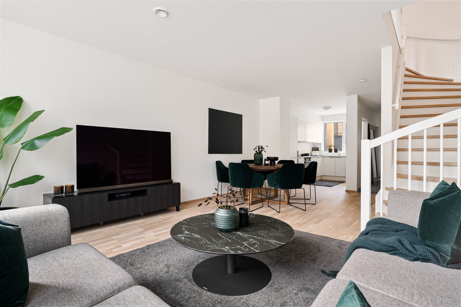 Rekkehuset varmes opp med vannbåren gulvvarme i gang, stue, kjøkken i 1. etasje, i tillegg til bad i 2. etasje. Akonto oppvarming er inkludert i felleskostnadene. Galleribilde