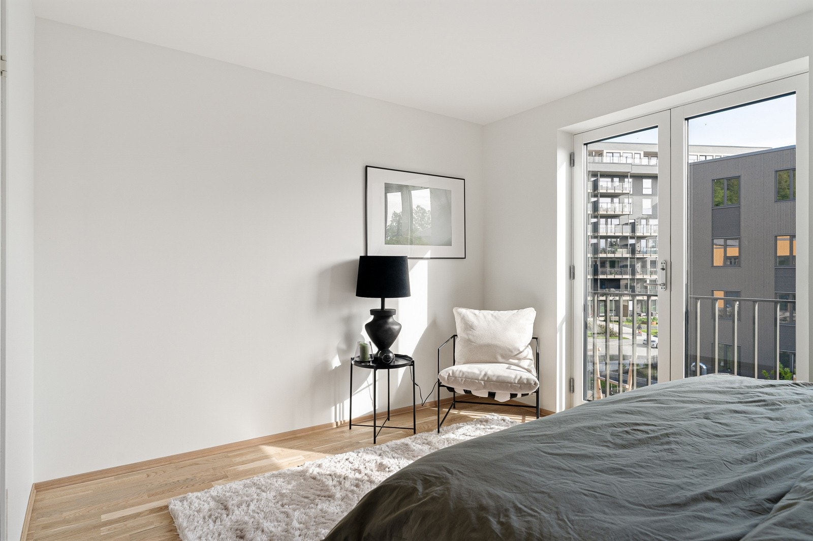 Her er god plass til å utstyre rommet med garderobeløsning i tillegg til stor dobbeltseng med nattbord på begge sider. Galleribilde