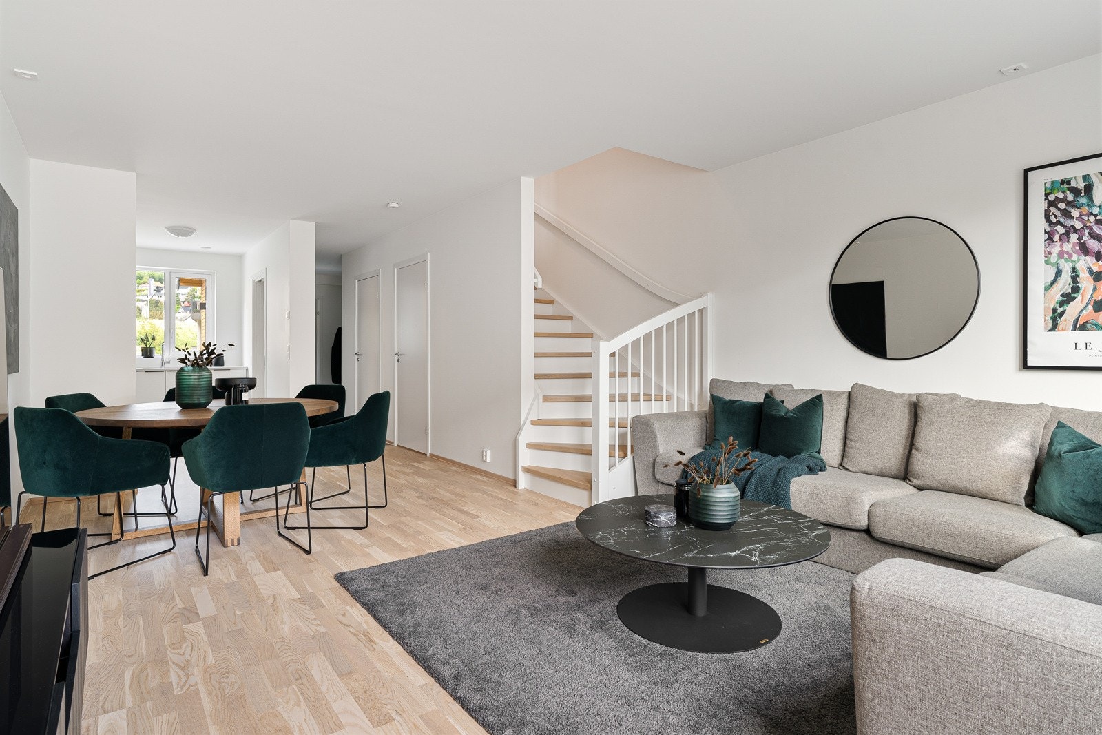 Boligen har ytterligere lagringsplass i rommet under trappeløpet. I tillegg disponerer boligen egen sportsbod ved garasjeanlegget. Galleribilde