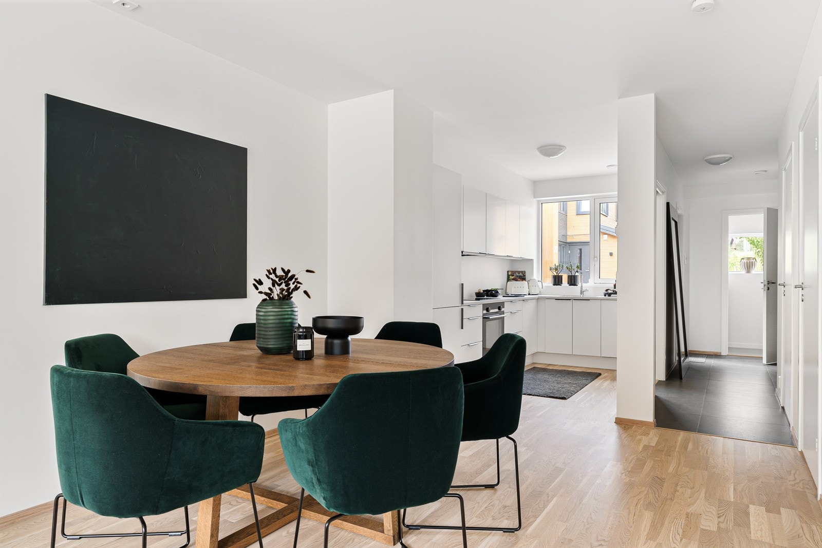 Det er god plass til spisestuemøblement mellom kjøkken og stuesone. Et herlig sted å samle familien rundt både hverdagsmåltider og helgehygge. Galleribilde