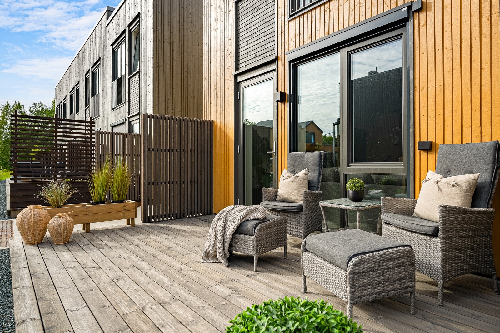 Terrassen er på ca. 13 kvm. Fra solveggen sitter du lunt til og har god oversikt over de små som leker på de nærliggende lekeplassene. Galleribilde