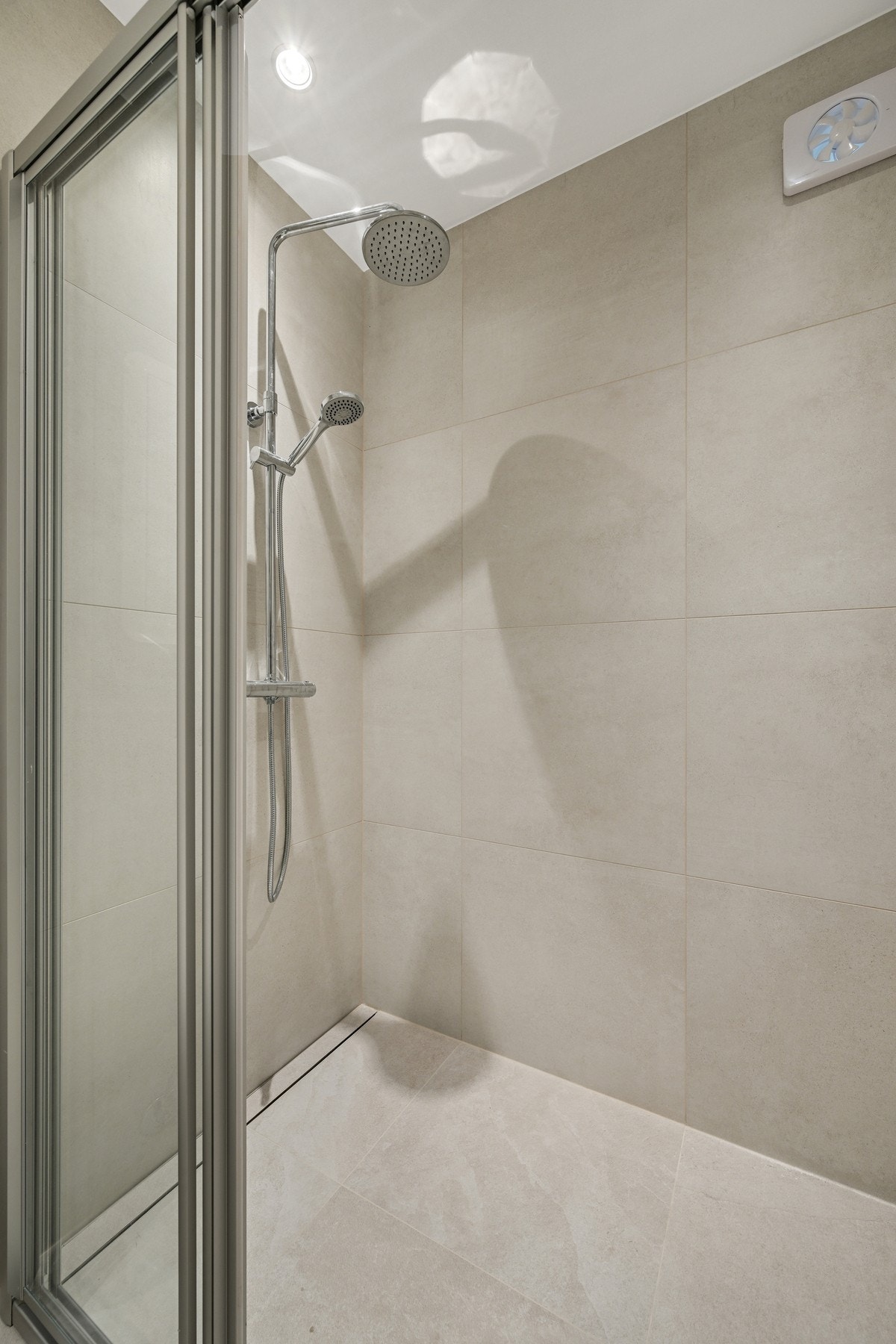 Romslig dusjnisje med regnfall dusj Galleribilde