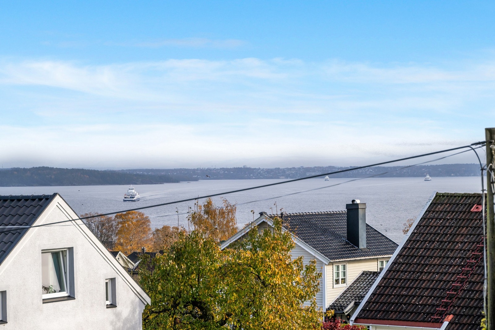 Tre av Bastøferjene i godt driv over fjorden - dog brukt litt zoom Galleribilde