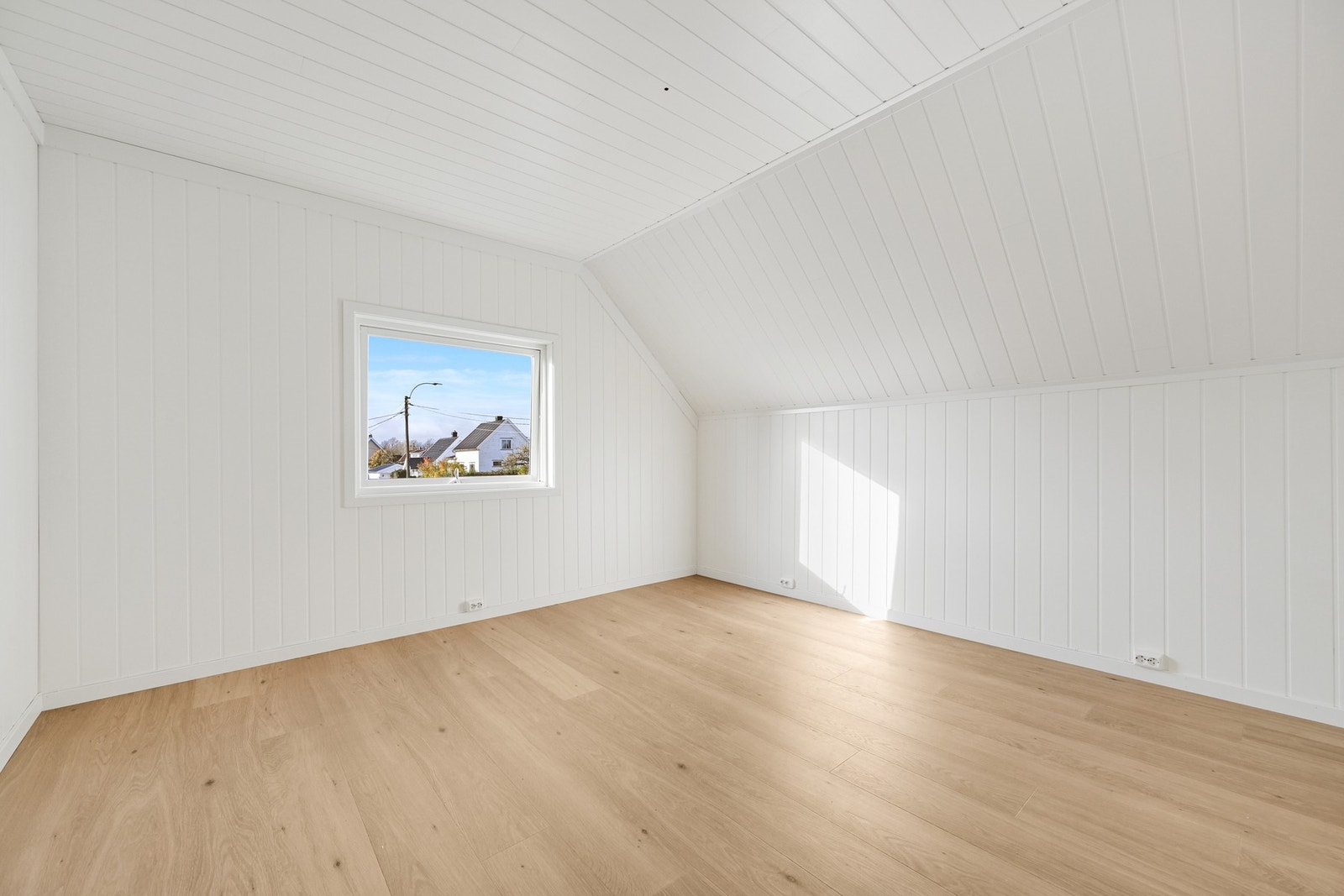 Det er tre soverom i 2. etasje - alle er malt opp og har fått nye gulv nå i høst Galleribilde