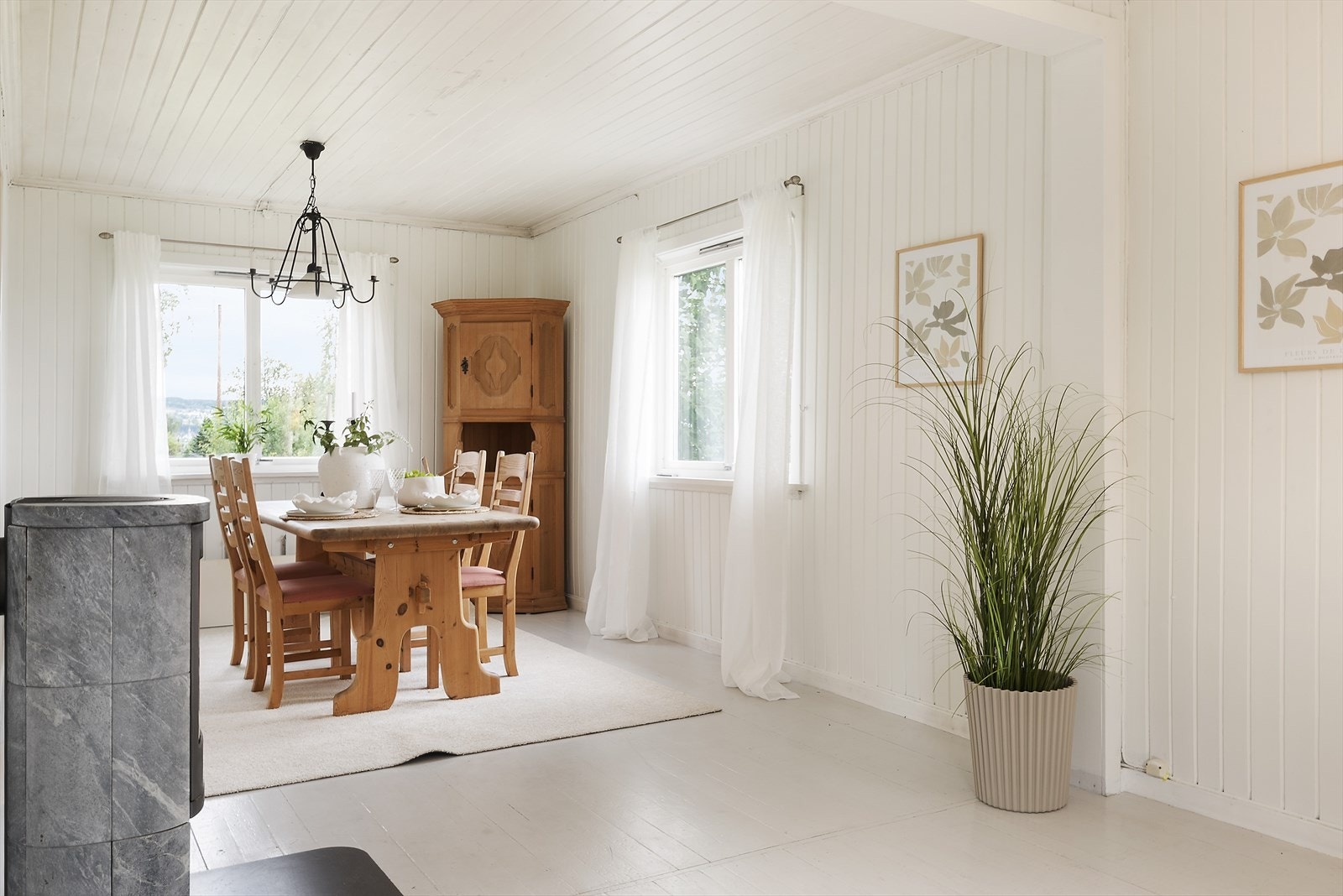 Lysmalte flater i spisestuen. Galleribilde