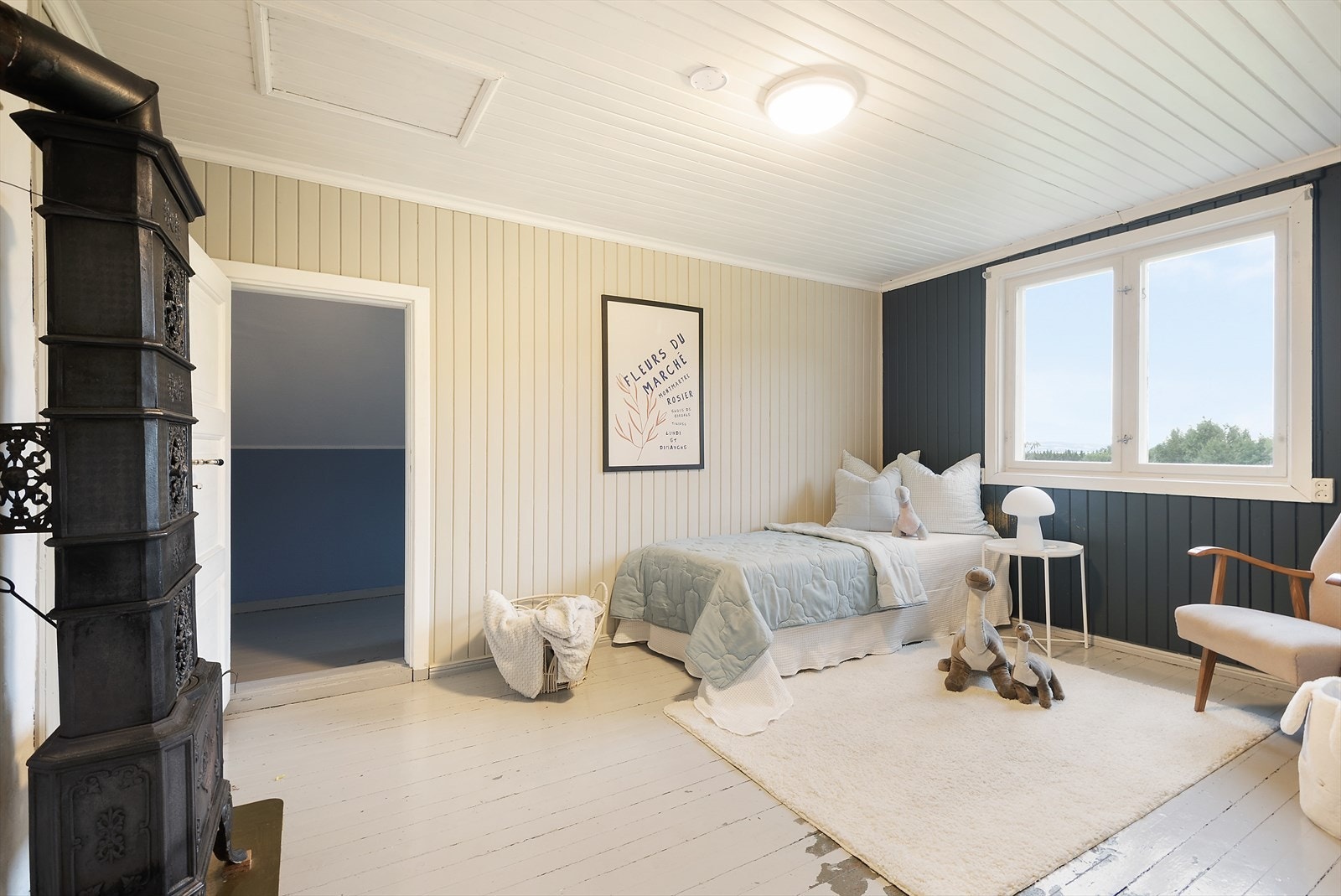 Kott innenfor soverommet. Galleribilde