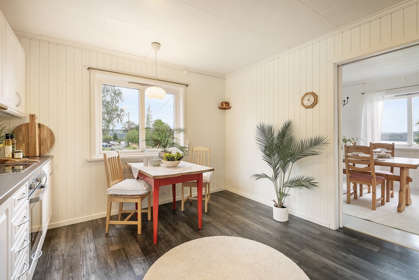 Kjøkken med adkomst til spisestue/ stue. Galleribilde