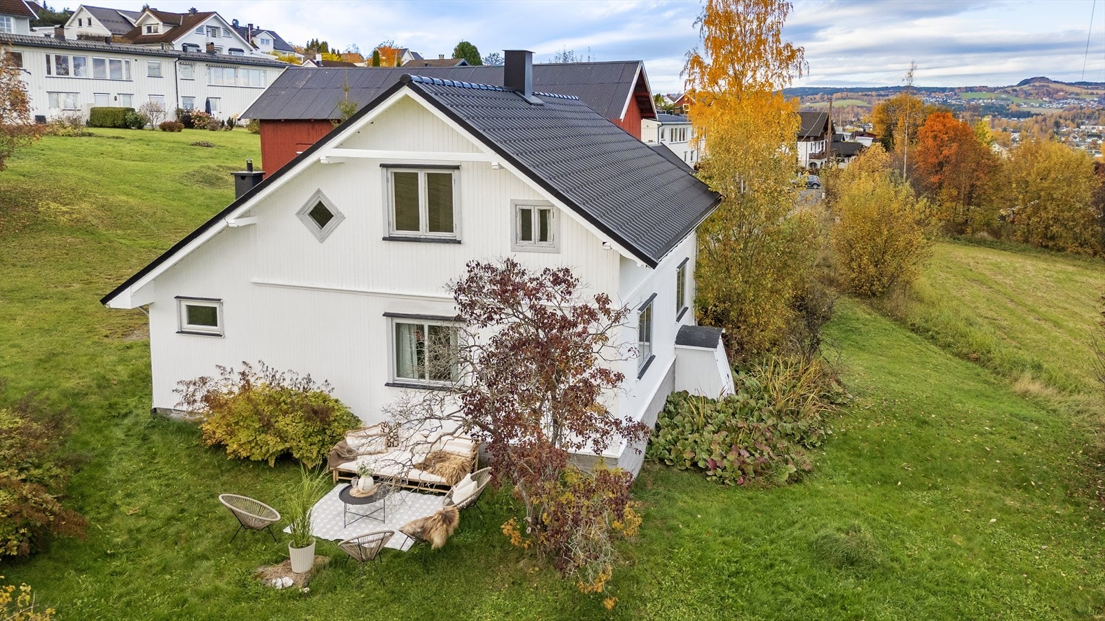 Skrånende tomt med plen. Galleribilde