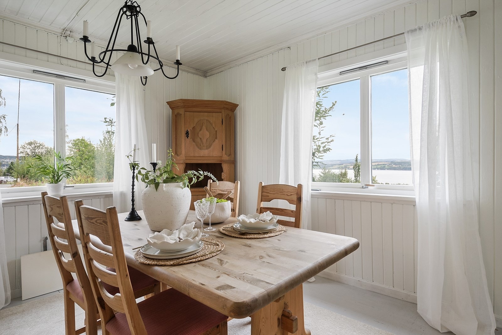 Nydelig Mjøsutsikt fra spisestuen. Galleribilde