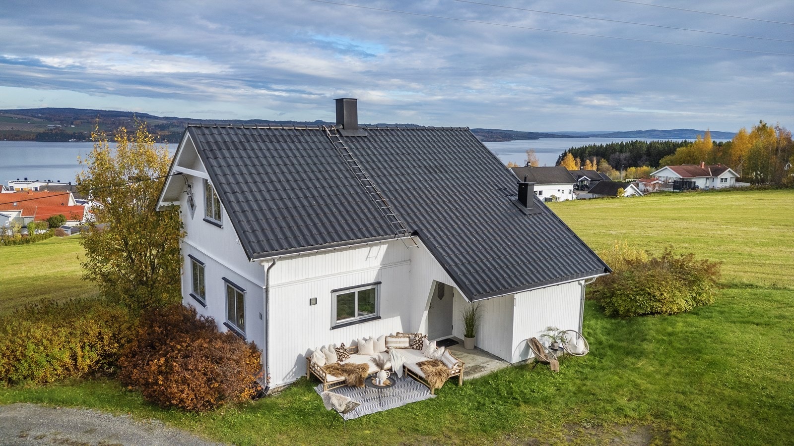 Skjermet og fin uteplass ved inngangspartiet. Galleribilde