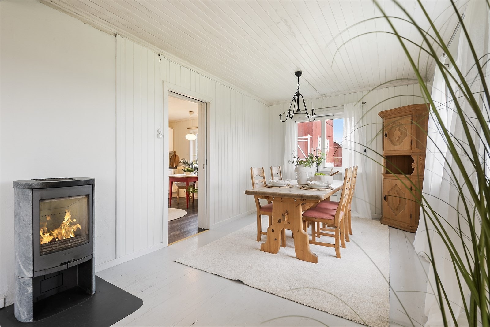 Stemningsfull vedovn med glassdør. Galleribilde