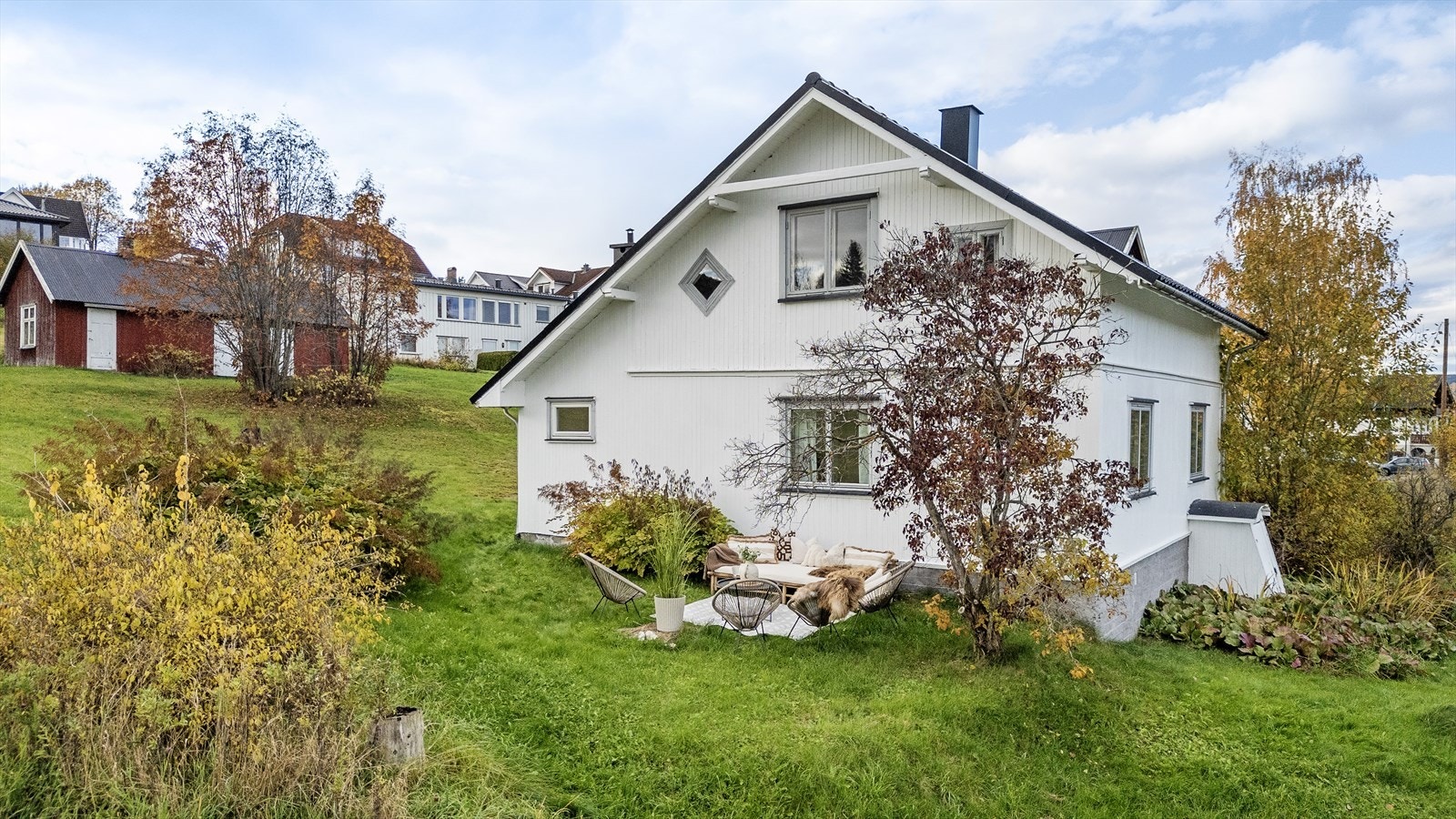 Stor tomt for utendørsaktiviteter eller avslapping mens barna leker. Galleribilde