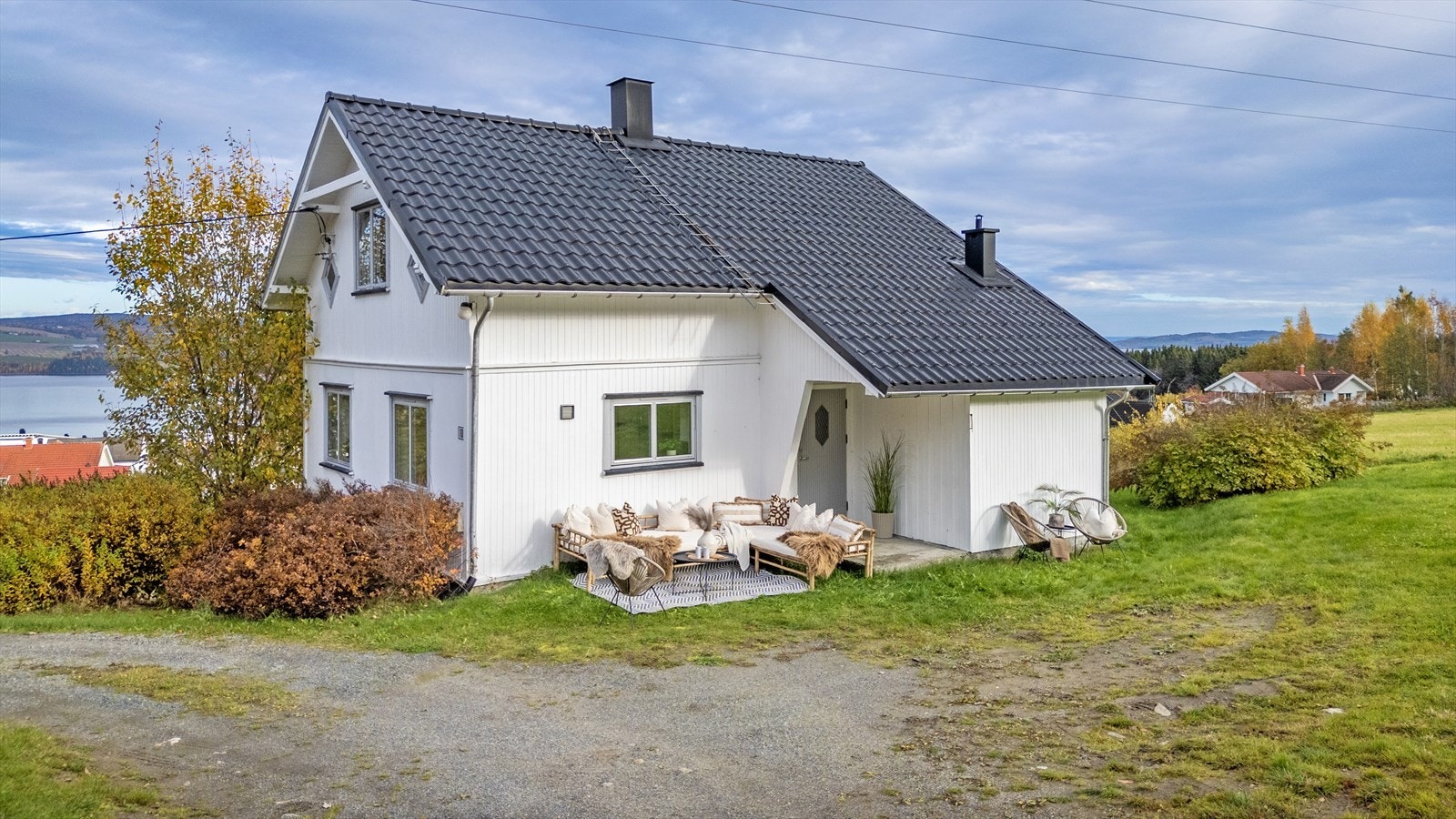 Fin uteplass ved inngangspartiet. Galleribilde