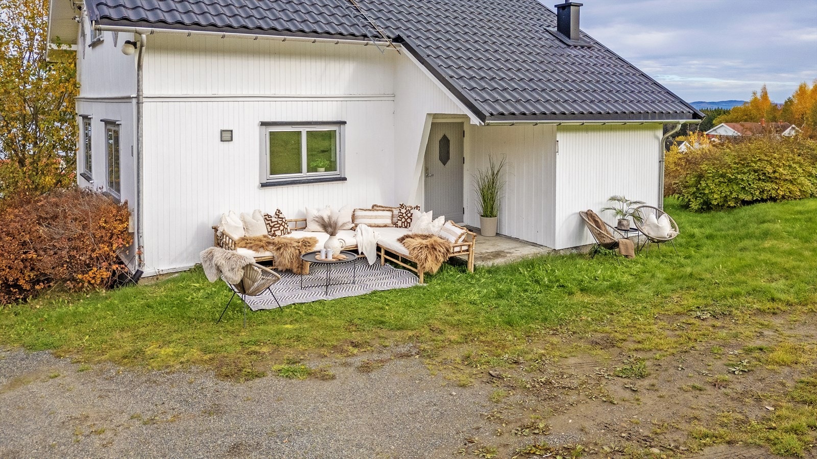 Gruset adkomst, parkering inntil boligen. Galleribilde