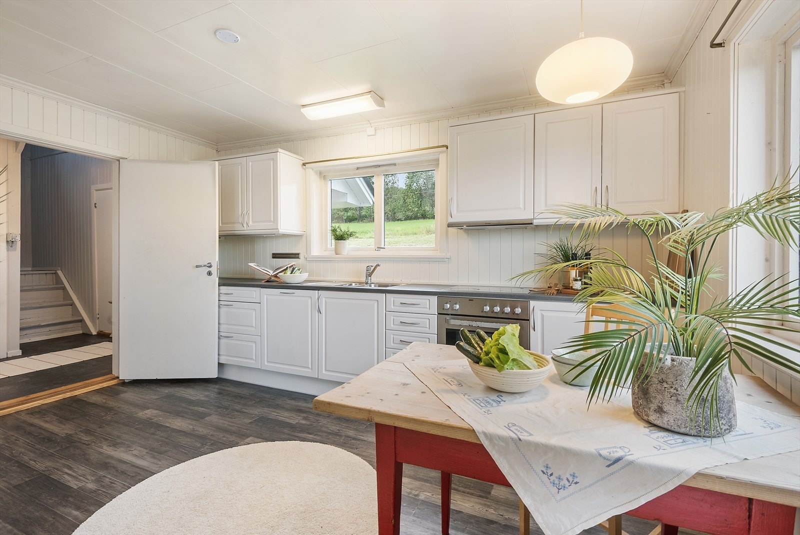 Kjøkken med lys innredning. Galleribilde