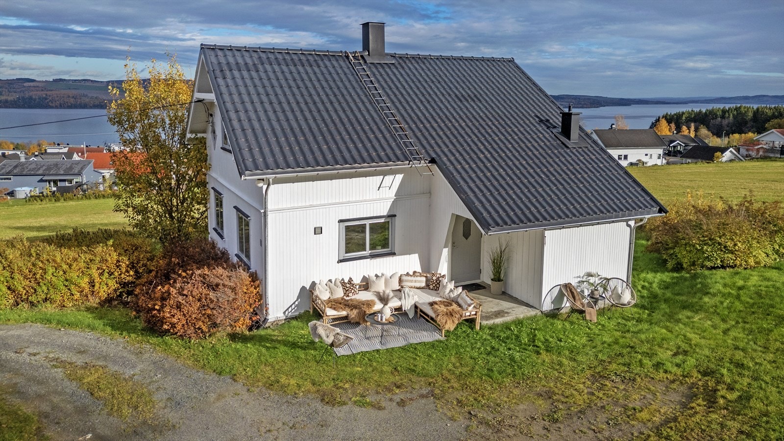 Tomt med plen rundt boligen. Galleribilde