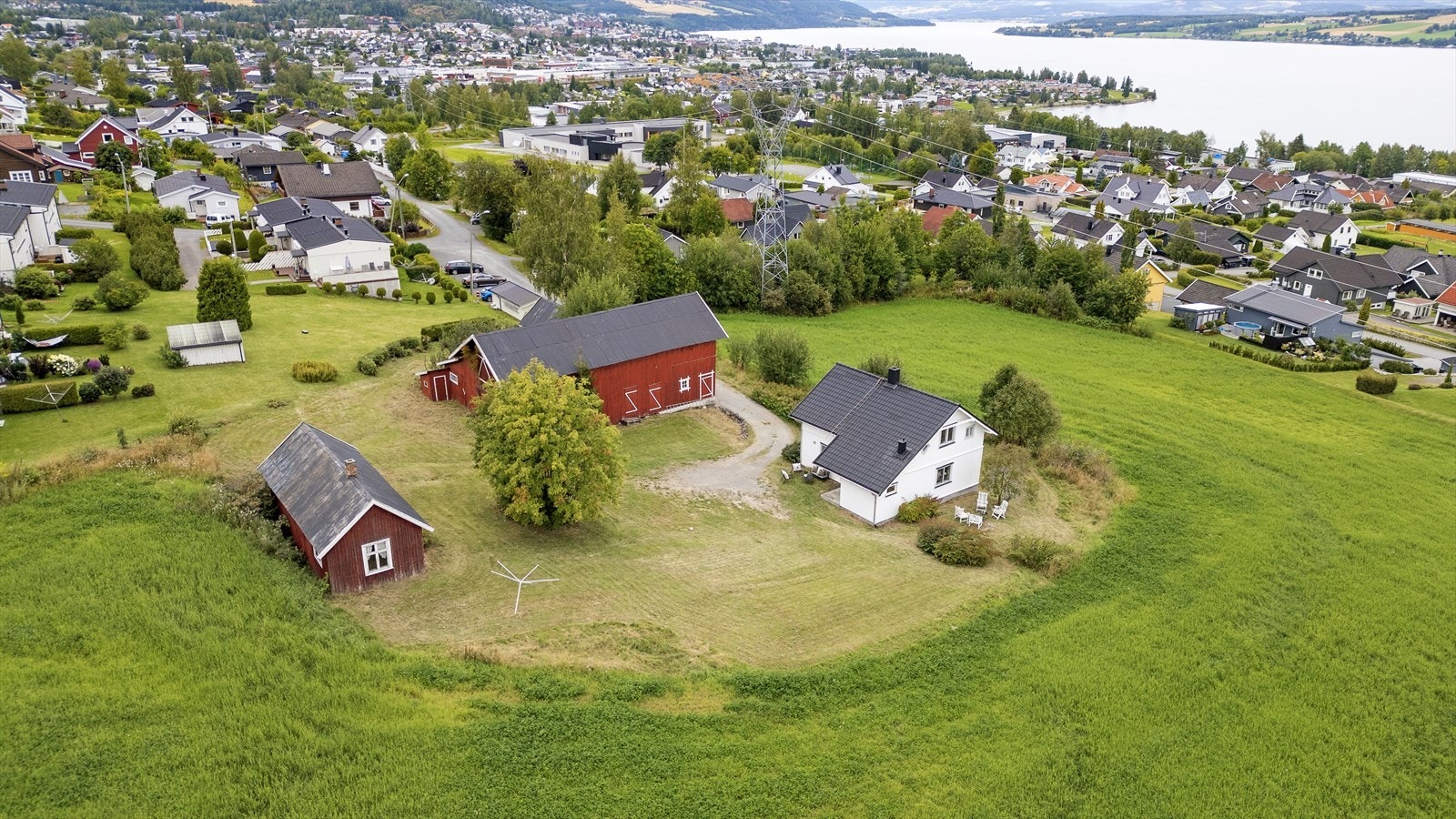 Eiendommen har tomt på ca. 21 daa. Galleribilde