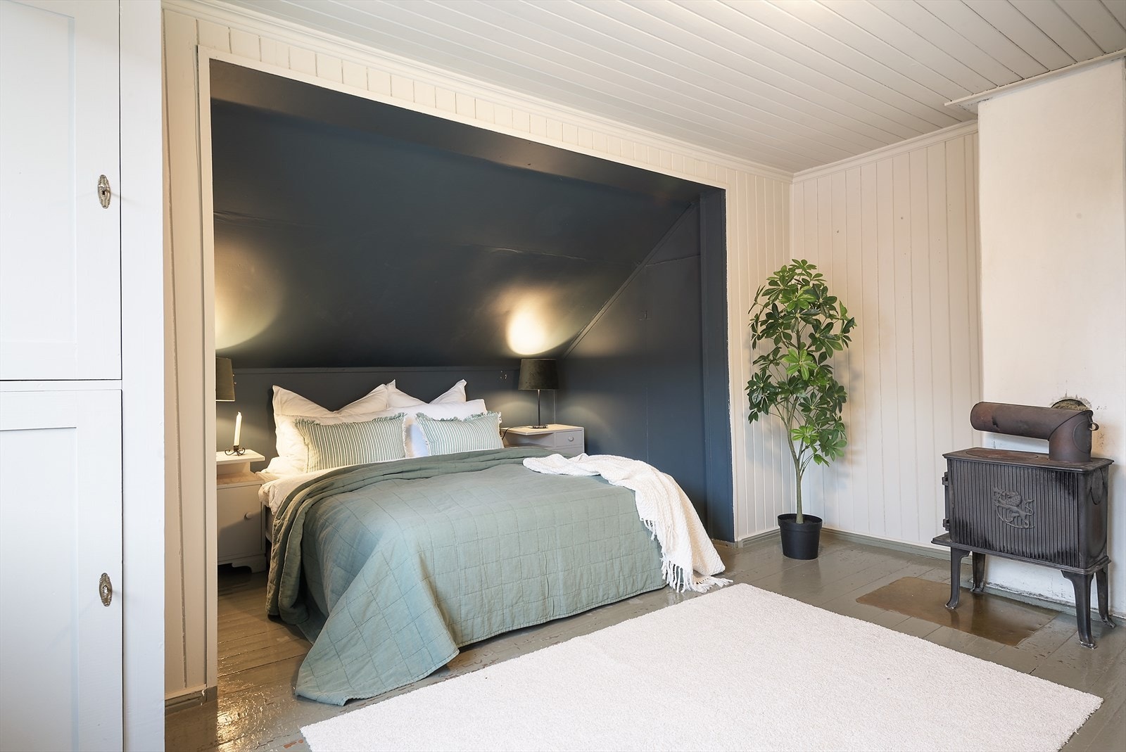 Vedfyring på soverommet. Galleribilde