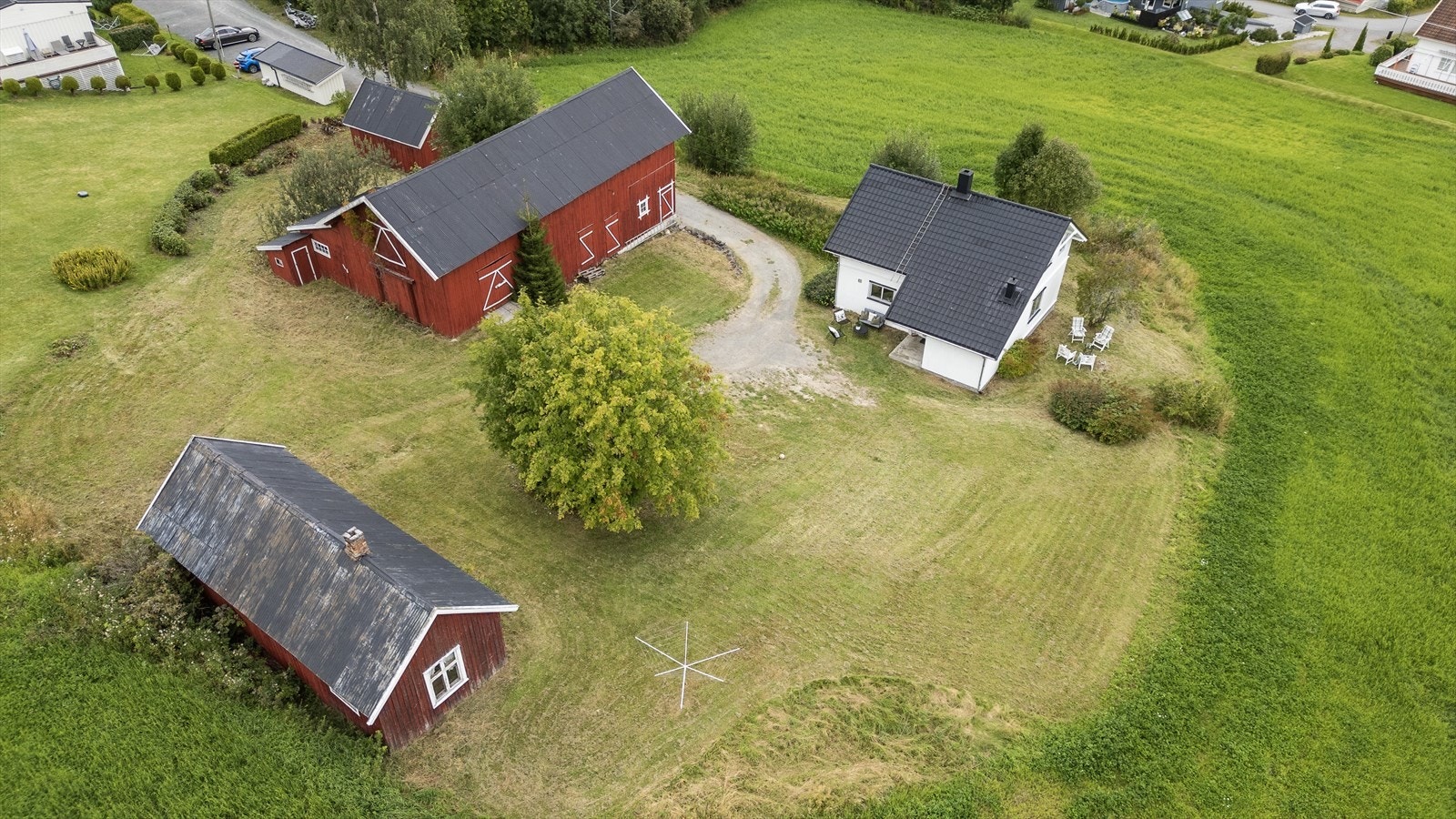Hyggelig tun med våningshus og flere uthus. Galleribilde