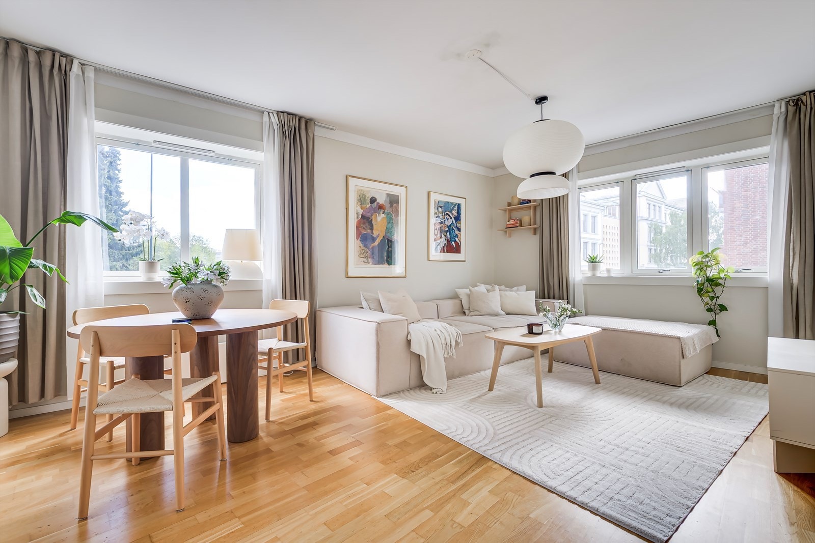 En lys og luftig leilighet, med store vindusflater og god planløsning. Galleribilde